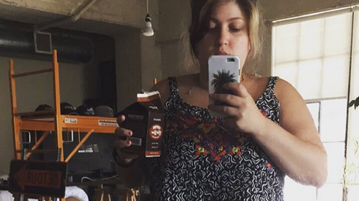 Instagramanvändaren Laura tar en selfie.